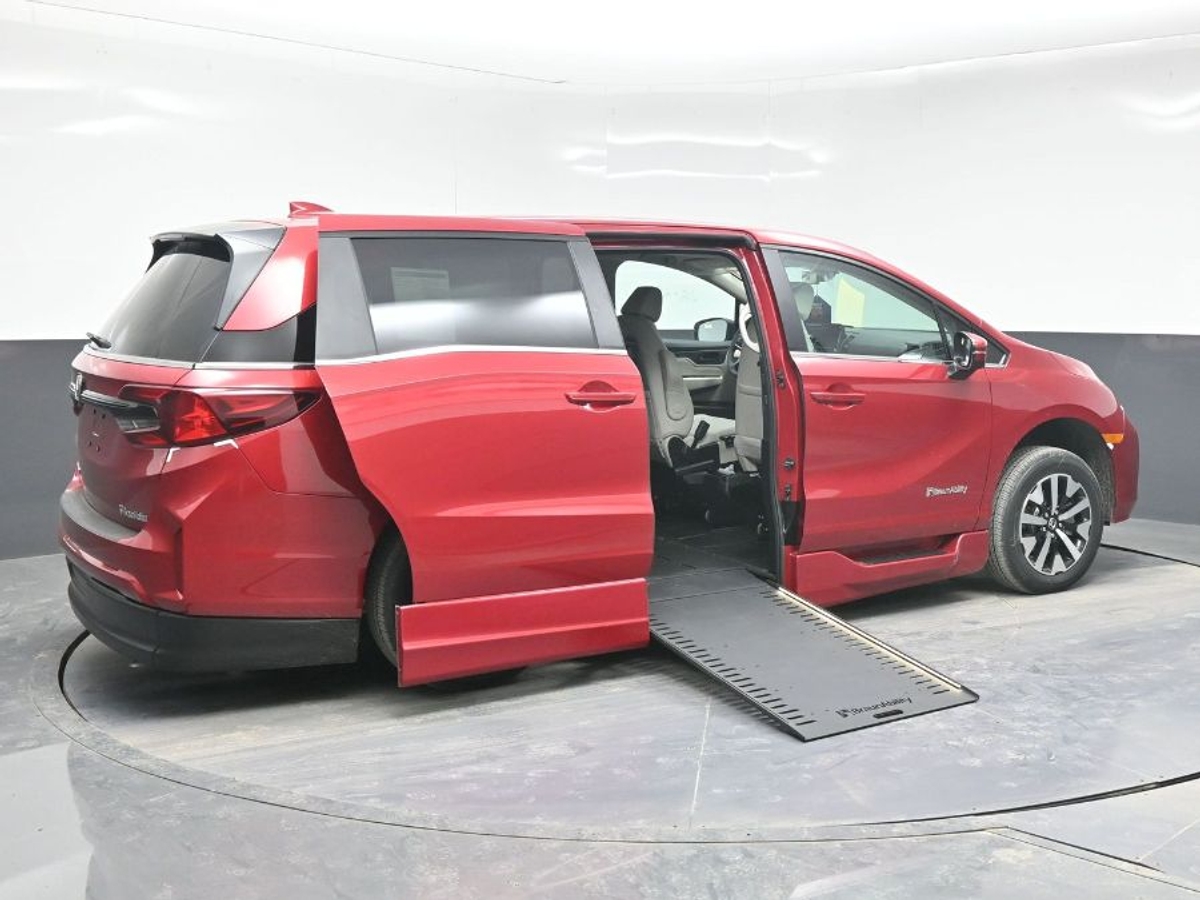 Red Honda Odyssey image number 3