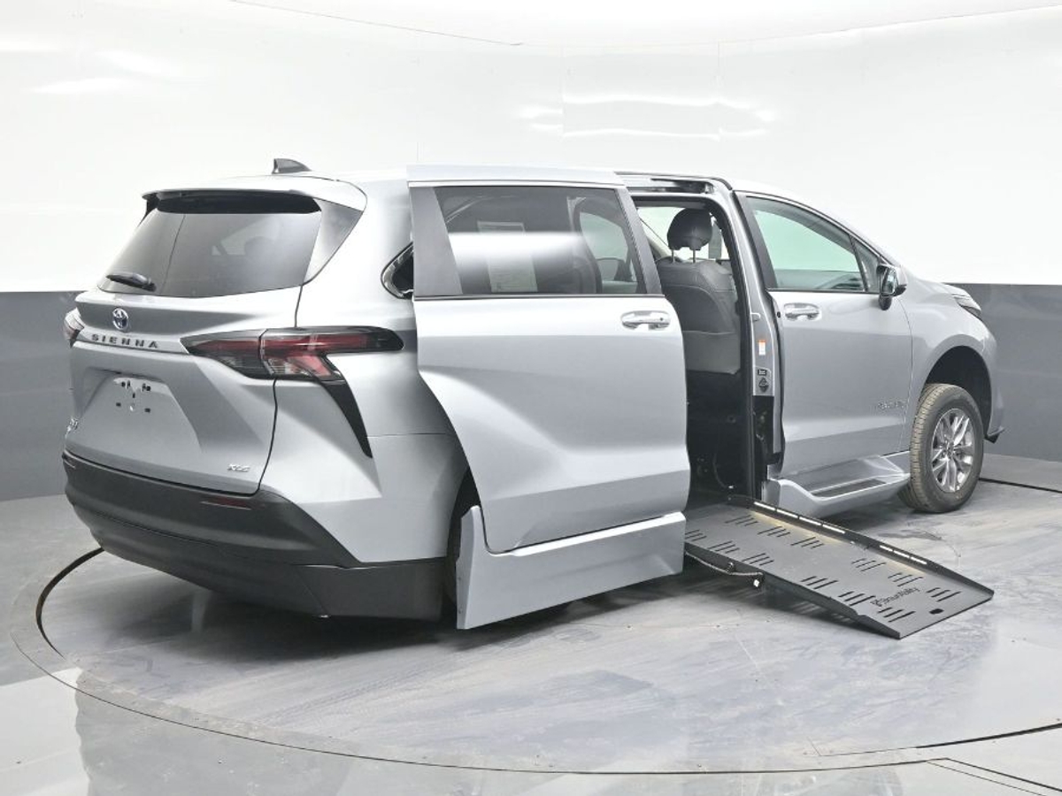 2025 TOYOTA SIENNA - Image 7