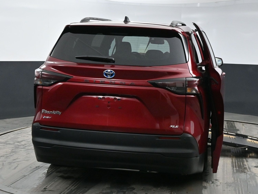 New 2025 Toyota Sienna Hybrid XLE Plus - BraunAbility Side Entry Entry Fold Out Automatic Ramp