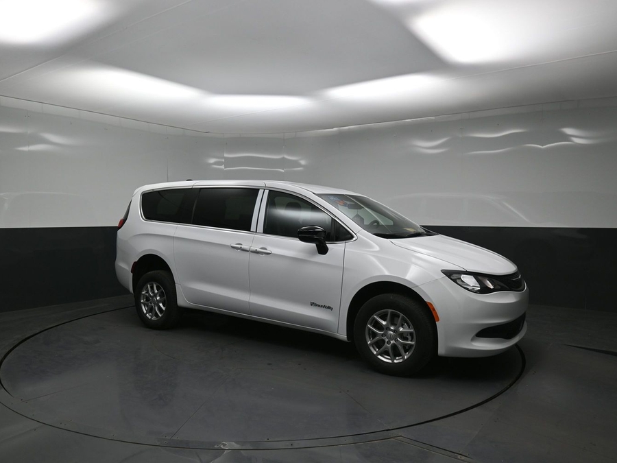 White Chrysler Voyager image number 16