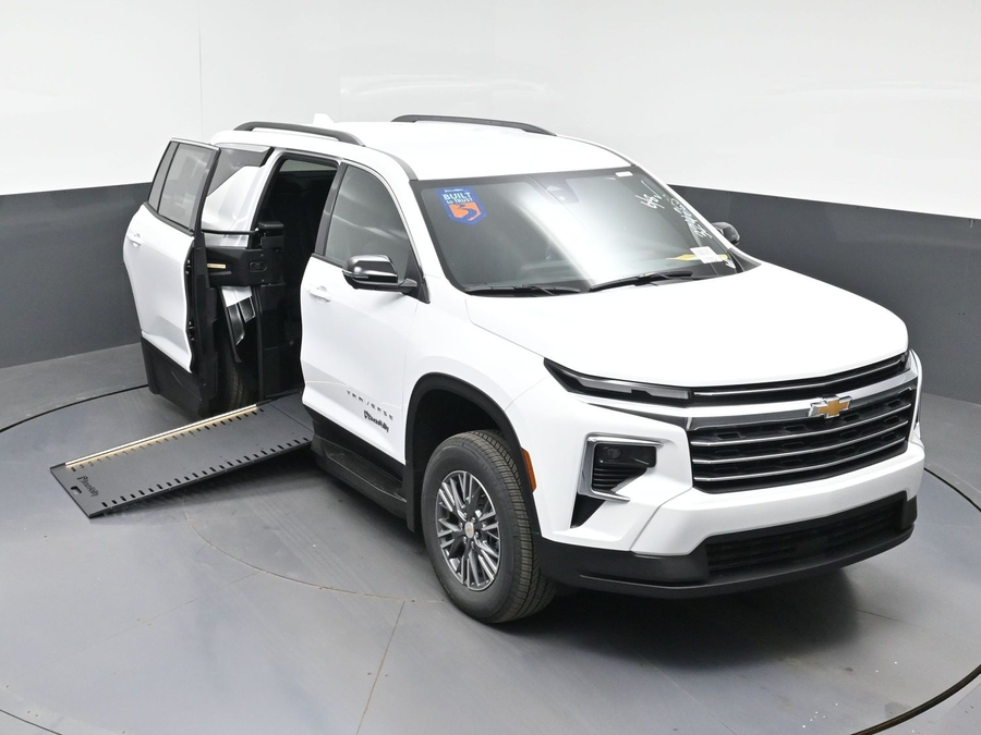 White Chevrolet Traverse image number 20