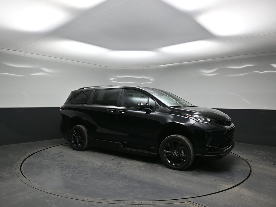 Black Toyota Sienna image number 21