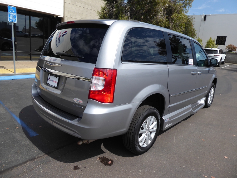Used 2016 Chrysler Town and Country Limited Platinum - VMI Side Entry In Floor Automatic Ramp