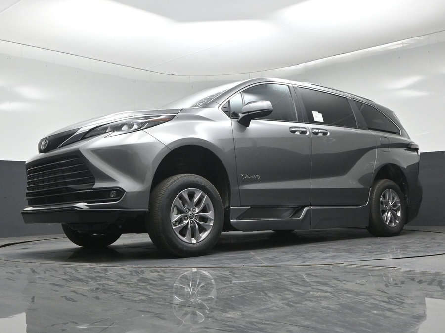 New 2026 Toyota Sienna Hybrid XLE Base - BraunAbility Side Entry Fold Out Automatic Ramp