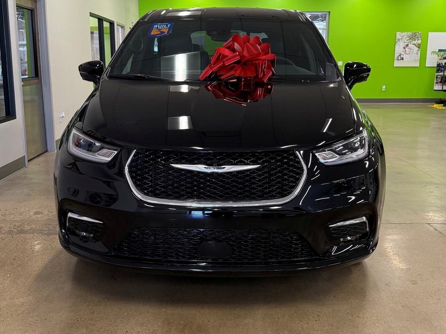 Número de imagen Chrysler Pacifica negro 10