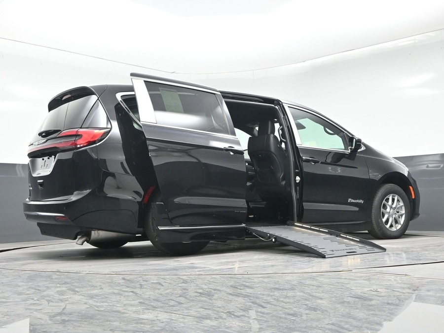 Black Chrysler Pacifica image number 22