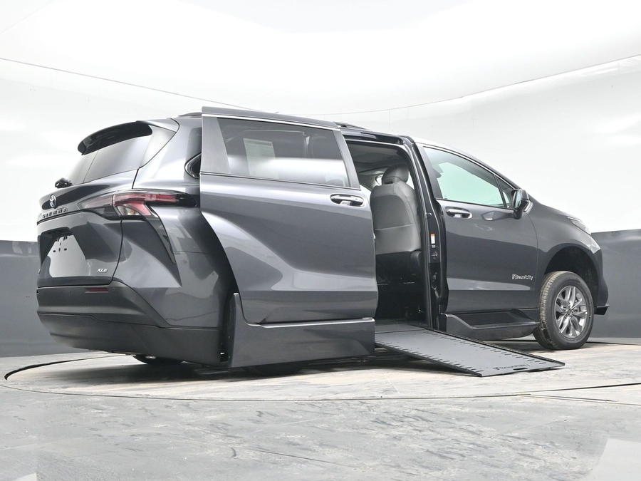 New 2025 Toyota Sienna Hybrid XLE Plus - BraunAbility Side Entry Entry In Floor Automatic Ramp