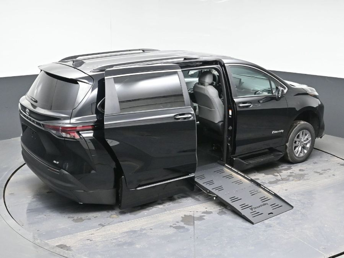 2025 TOYOTA SIENNA - Image 26