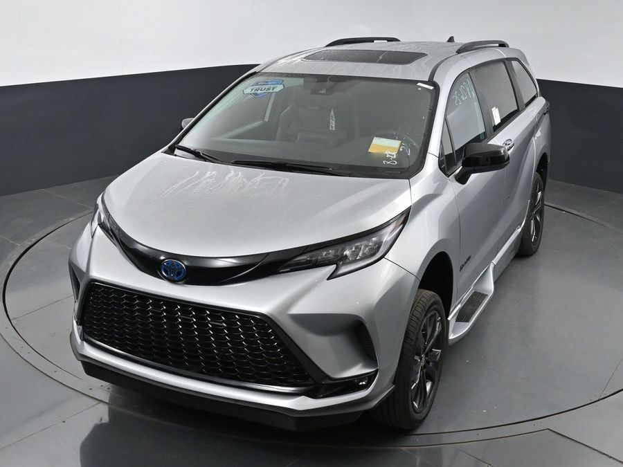 New 2025 Toyota Sienna Hybrid XSE Sport - BraunAbility Side Entry Entry Fold Out Automatic Ramp