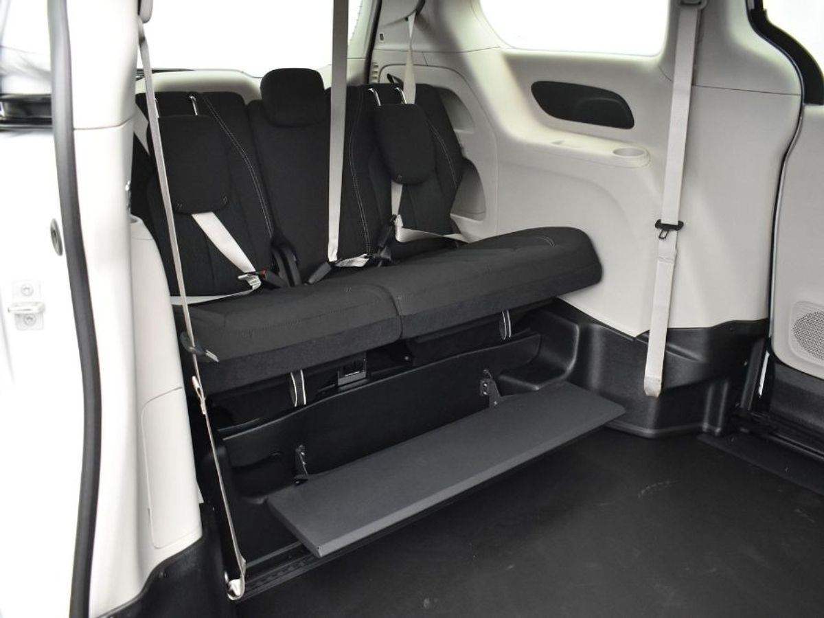 White Chrysler Voyager image number 3