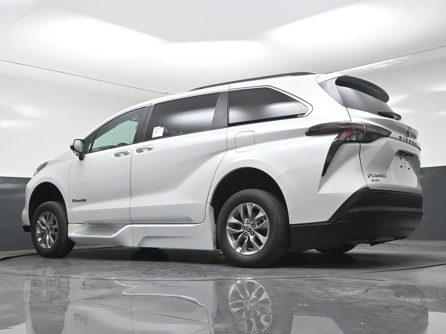 New 2026 Toyota Sienna Hybrid XLE Base - BraunAbility Side Entry Fold Out Automatic Ramp