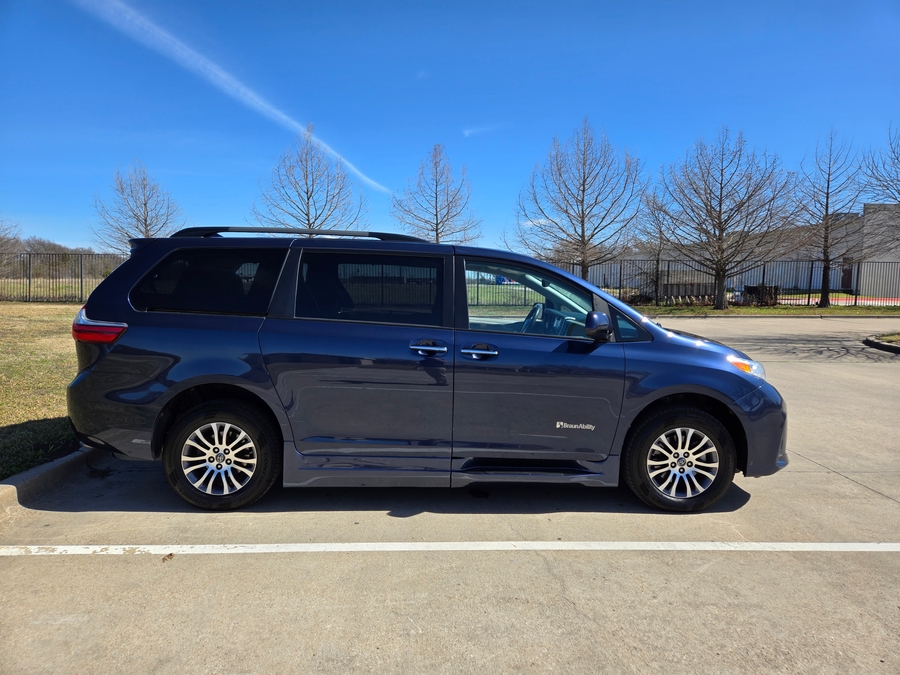 Used 2020 Toyota Sienna XLE Base - BraunAbility Side Entry Entry In Floor Automatic Ramp
