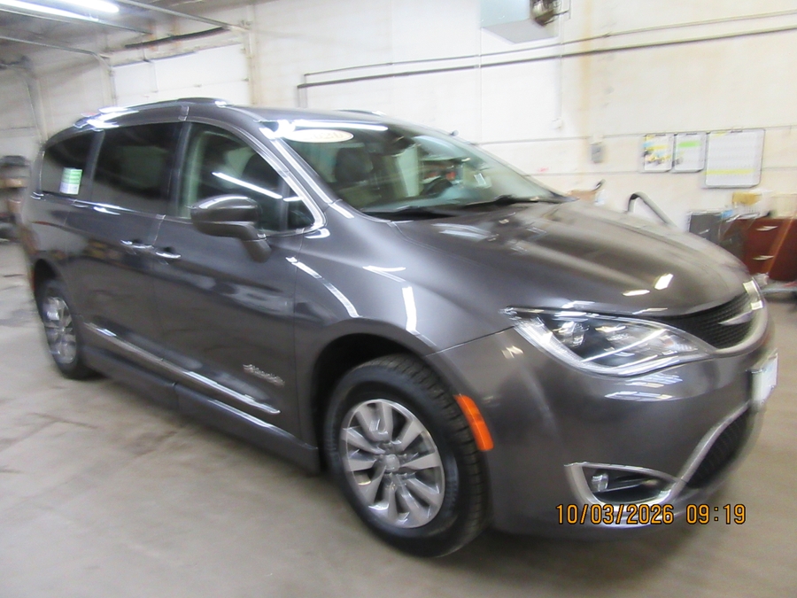 Grey Chrysler Pacifica image number 32