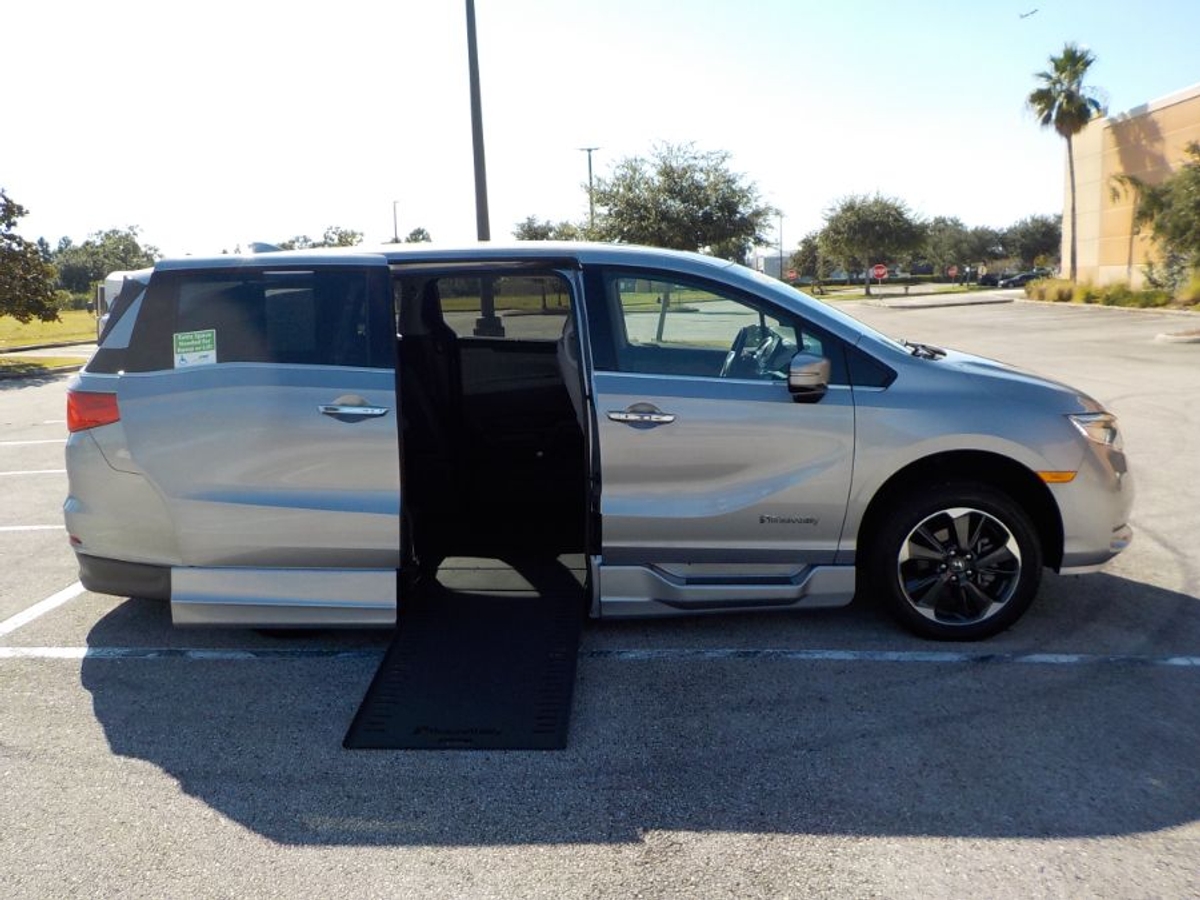 2023 Honda Odyssey Elite's photo