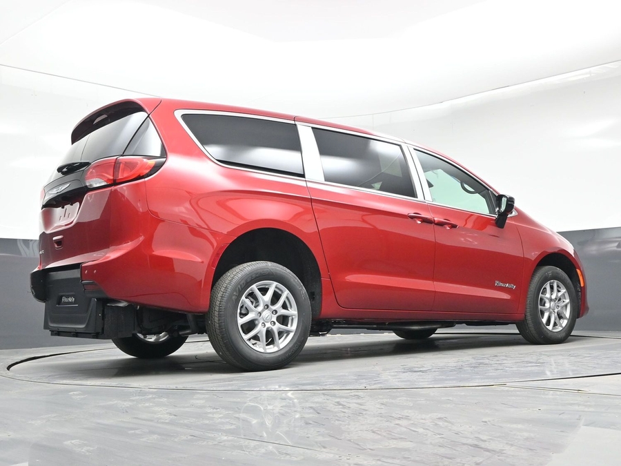 Red Chrysler Voyager image number 20