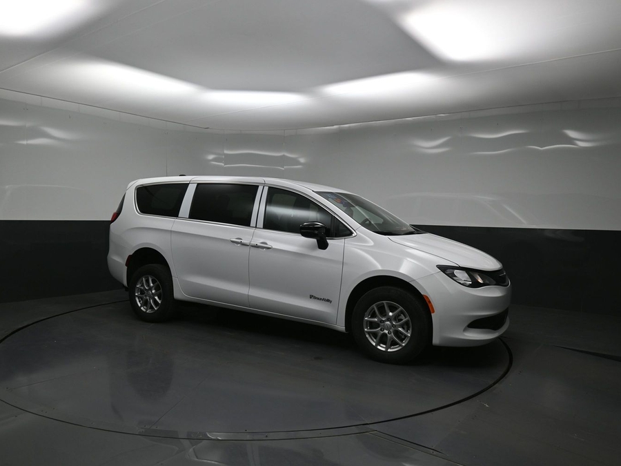 White Chrysler Voyager image number 23
