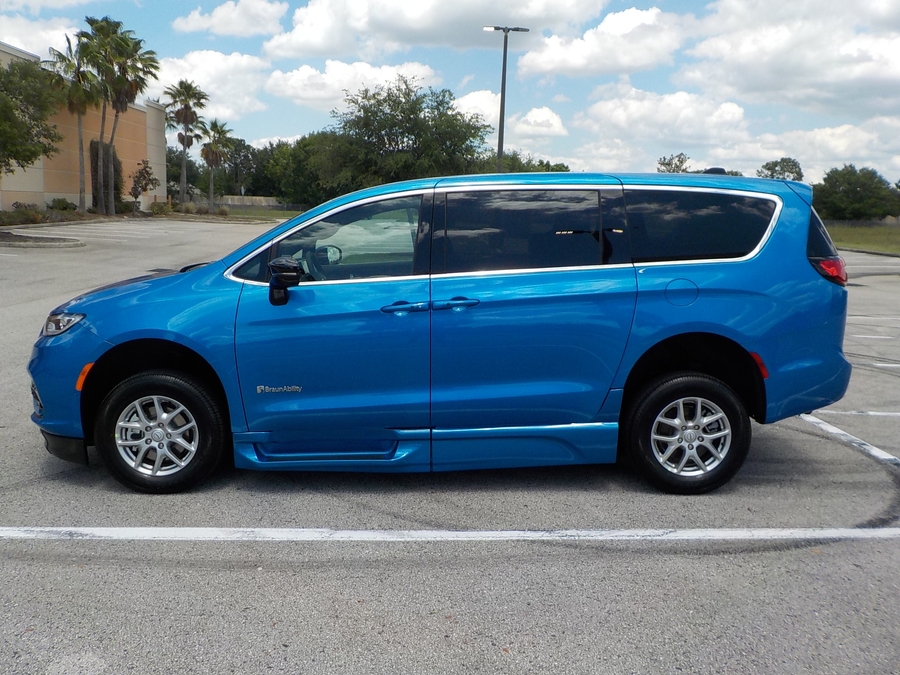 Blue Chrysler Pacifica image number 3