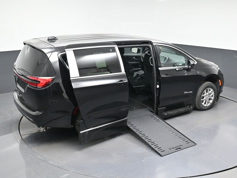 Black Chrysler Pacifica image number 22