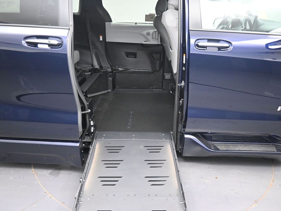 Blue Toyota Sienna image number 23