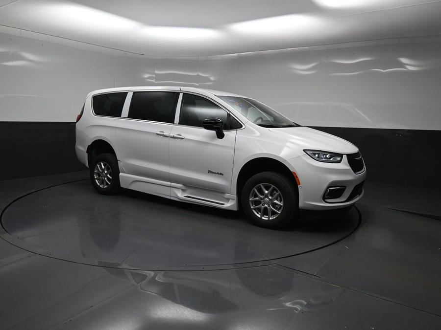 White Chrysler Pacifica image number 19