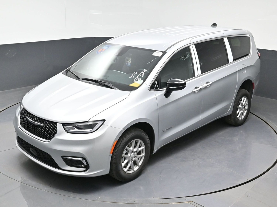 Silver Chrysler Pacifica image number 22