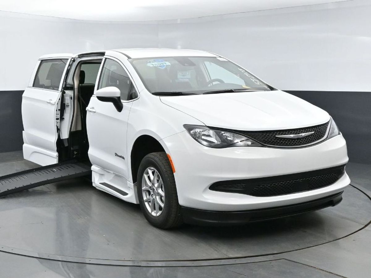 White Chrysler Voyager image number 13