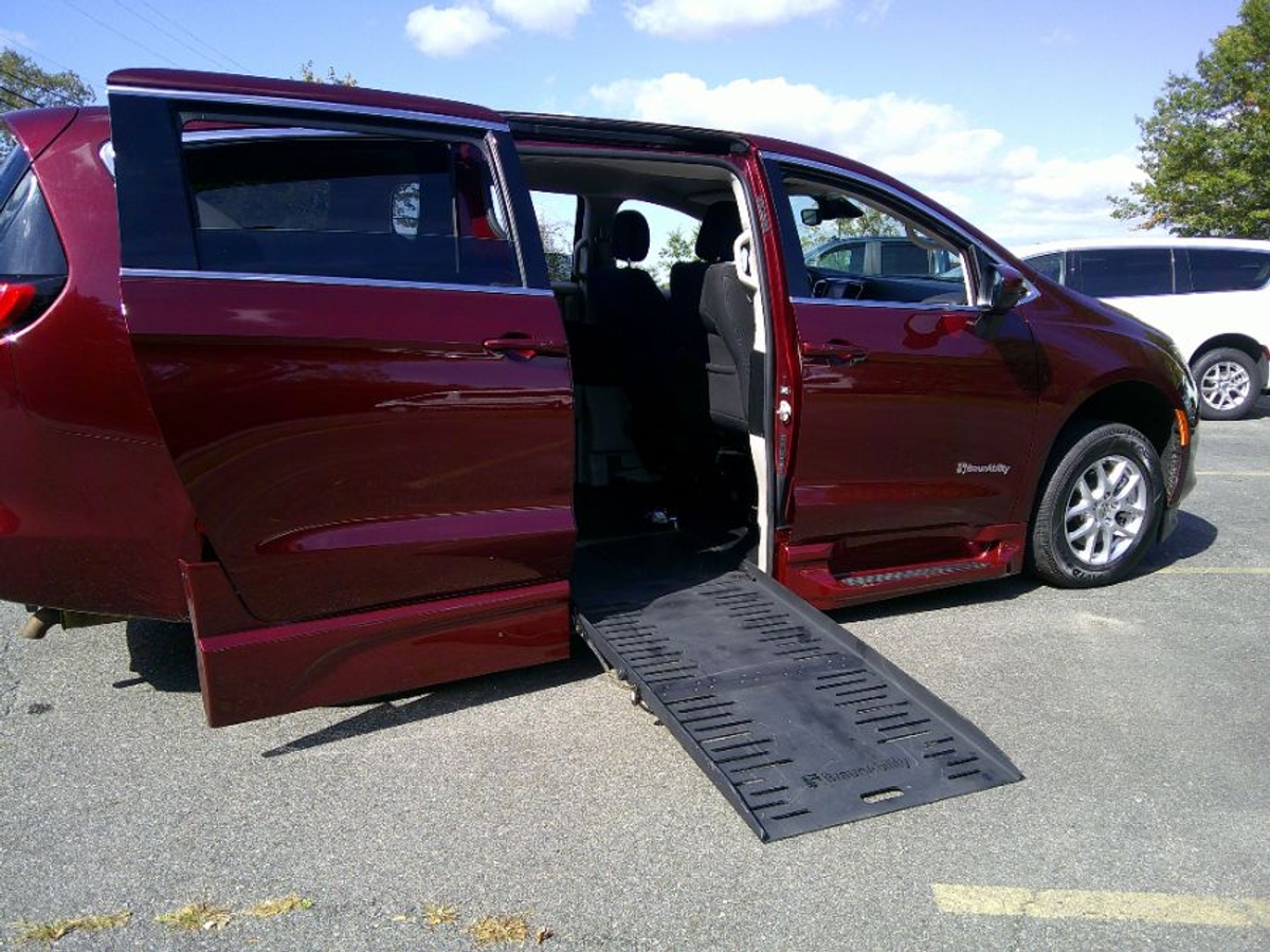 Used 2023 Chrysler Voyager LX's photo