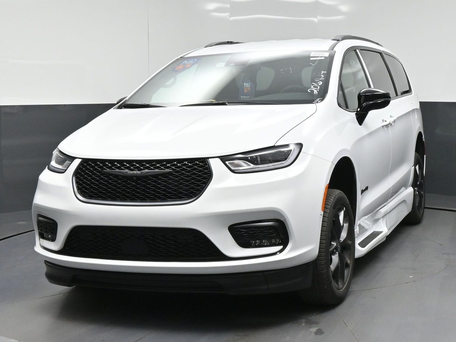 White Chrysler Pacifica image number 1