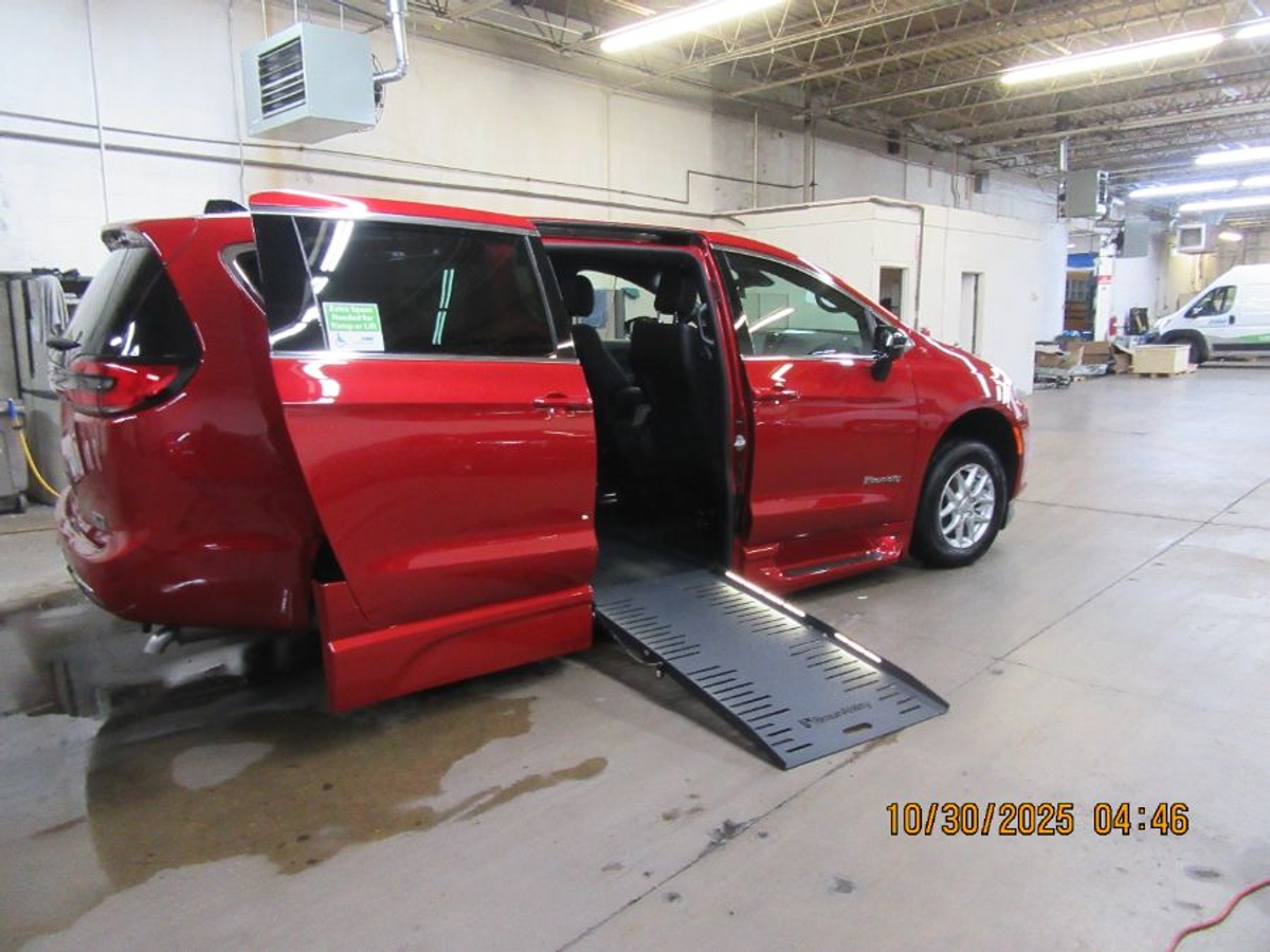 2025 CHRYSLER PACIFICA - Image 21