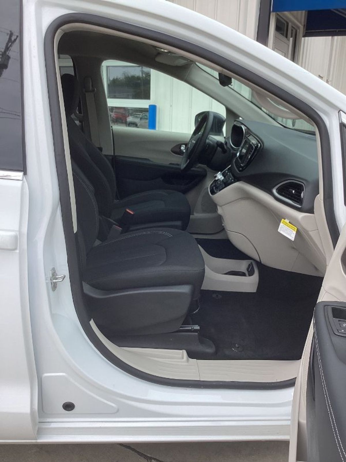 2024 CHRYSLER VOYAGER - Image 16