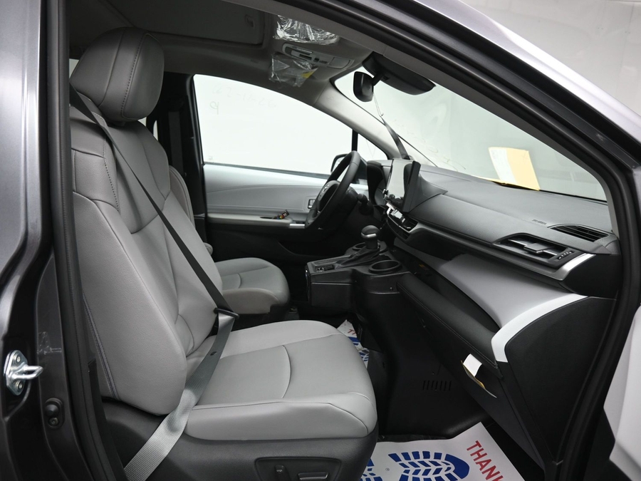 Grey Toyota Sienna image number 8