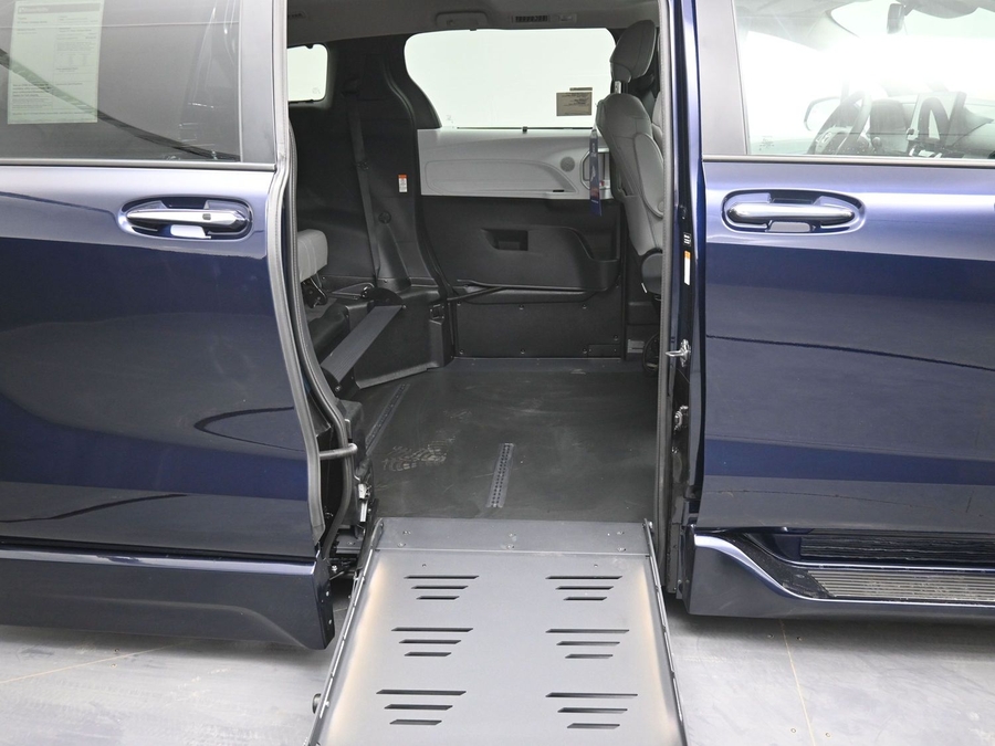 New 2026 Toyota Sienna Hybrid XLE Base - BraunAbility Side Entry Entry Fold Out Automatic Ramp
