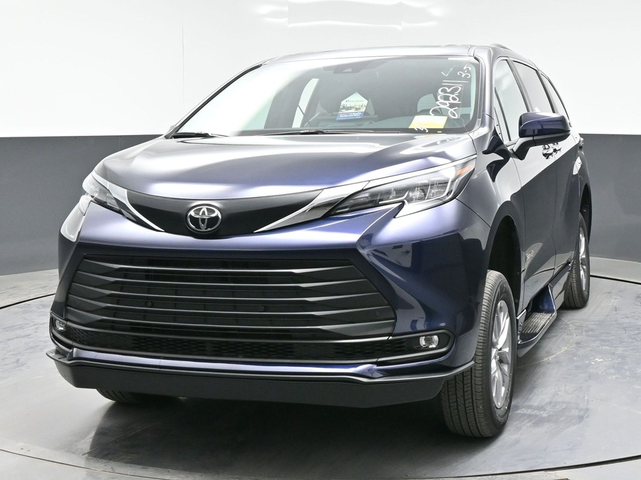 New 2026 Toyota Sienna Hybrid XLE Plus - BraunAbility Side Entry Entry Fold Out Automatic Ramp