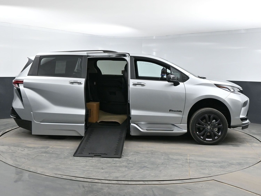 New 2025 Toyota Sienna Hybrid XSE Sport - BraunAbility Side Entry Entry In Floor Automatic Ramp