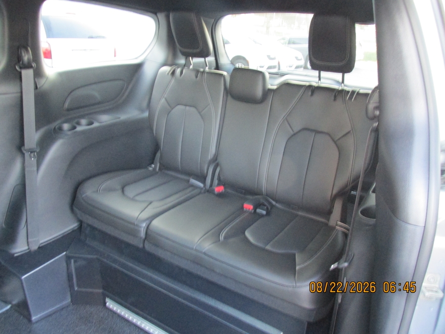 Silver Chrysler Voyager image number 10