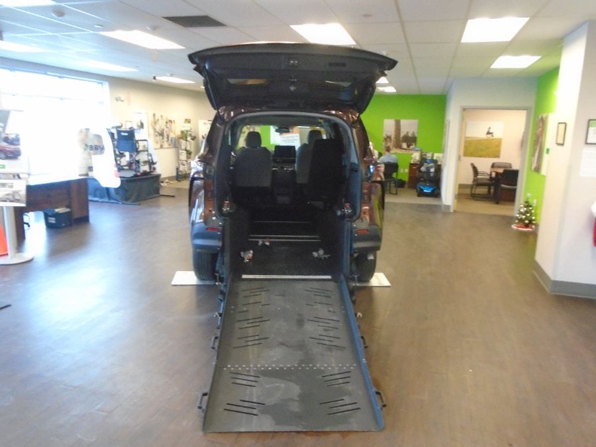 2024 Toyota Sienna LE's photo