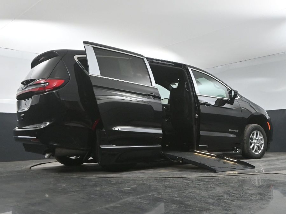 Black Chrysler Pacifica image number 21