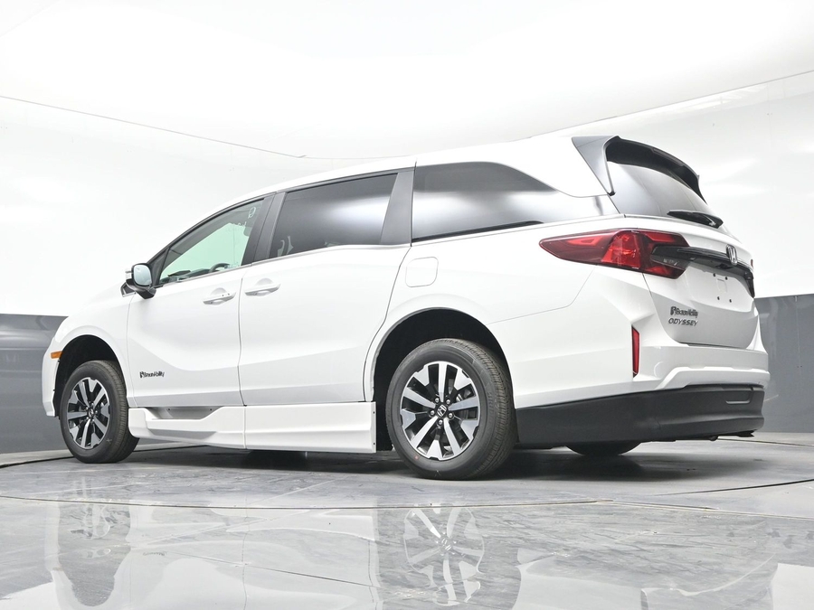 White Honda Odyssey image number 13