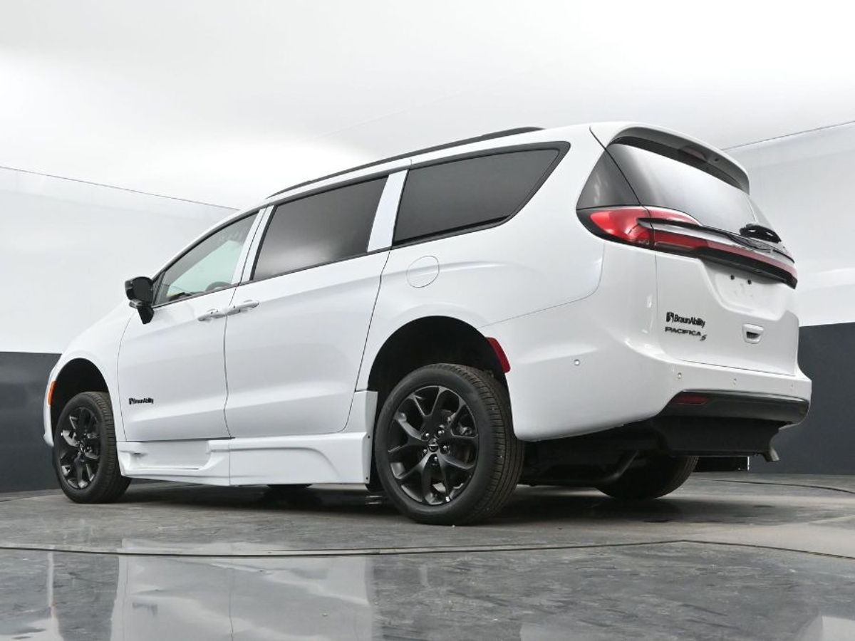 White Chrysler Pacifica image number 12