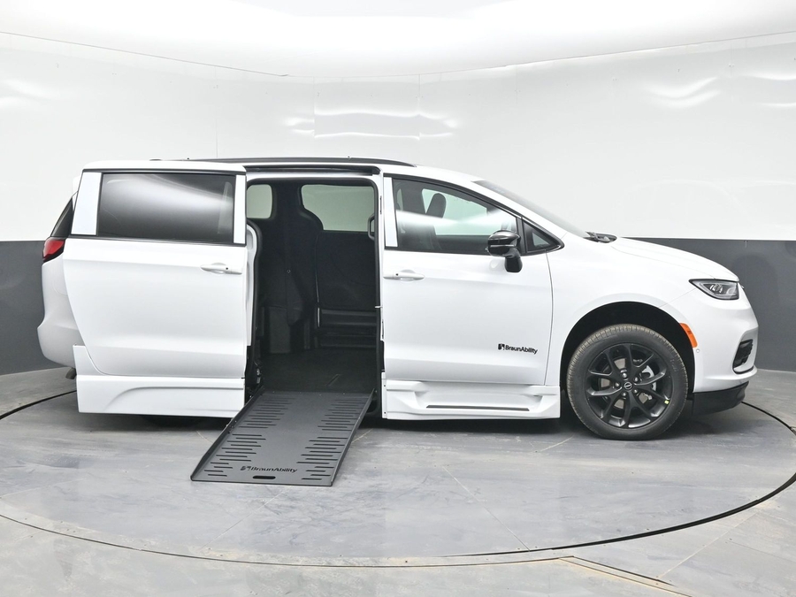New 2026 Chrysler Pacifica Select Sport - BraunAbility Side Entry Entry Fold Out Automatic Ramp