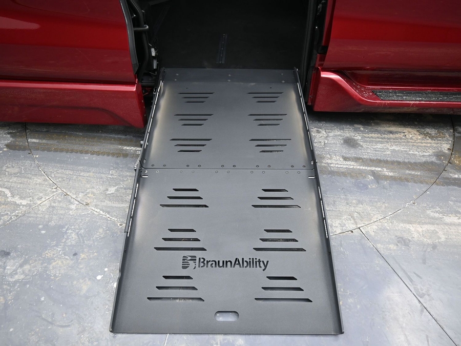 New 2025 Toyota Sienna Hybrid XSE Sport - BraunAbility Side Entry Entry Fold Out Automatic Ramp