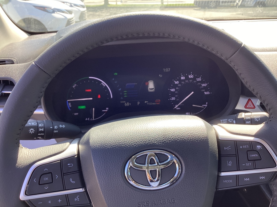 Silver Toyota Sienna image number 8