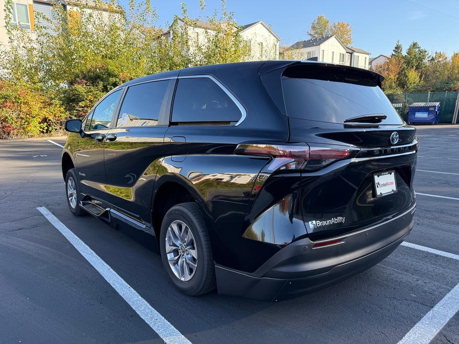 Used 2024 Toyota Sienna Hybrid XLE Base - BraunAbility Side Entry In Floor Automatic Ramp