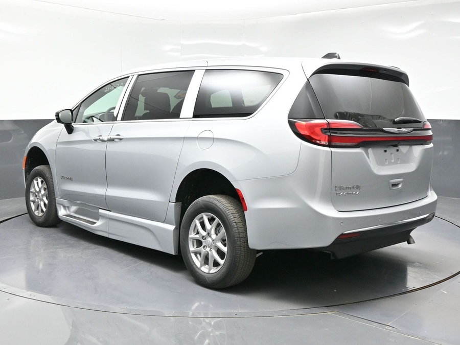 Silver Chrysler Pacifica image number 2