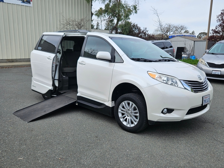 Used 2015 TOYOTA SIENNA XLE - VMI Side Entry Entry In Floor Automatic Ramp