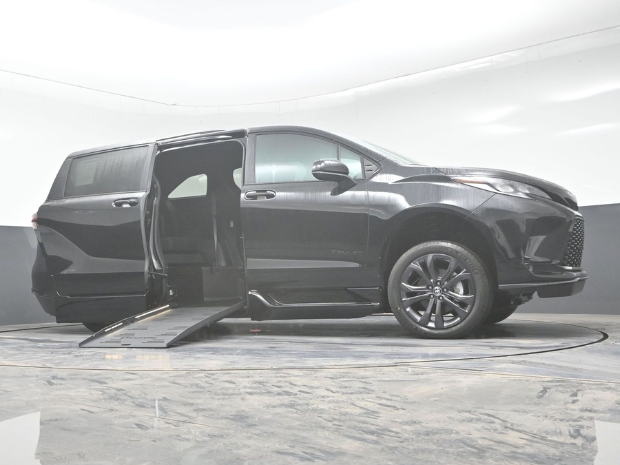 New 2025 Toyota Sienna Hybrid XSE Sport - BraunAbility Side Entry Entry Fold Out Automatic Ramp