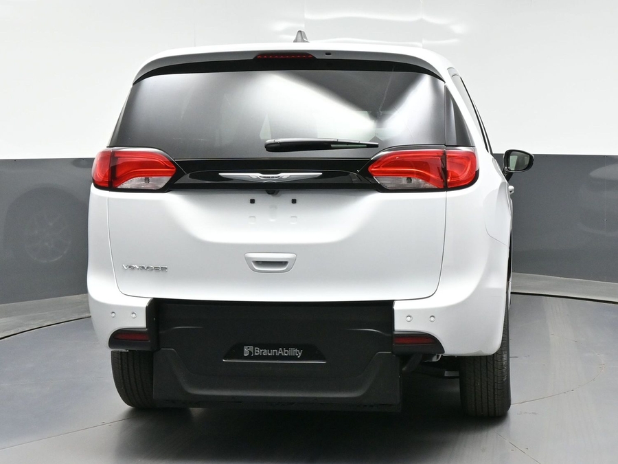 White Chrysler Voyager image number 2
