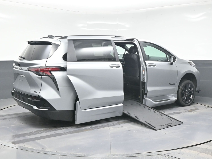 New 2025 Toyota Sienna Hybrid XSE Sport - BraunAbility Side Entry Entry In Floor Automatic Ramp