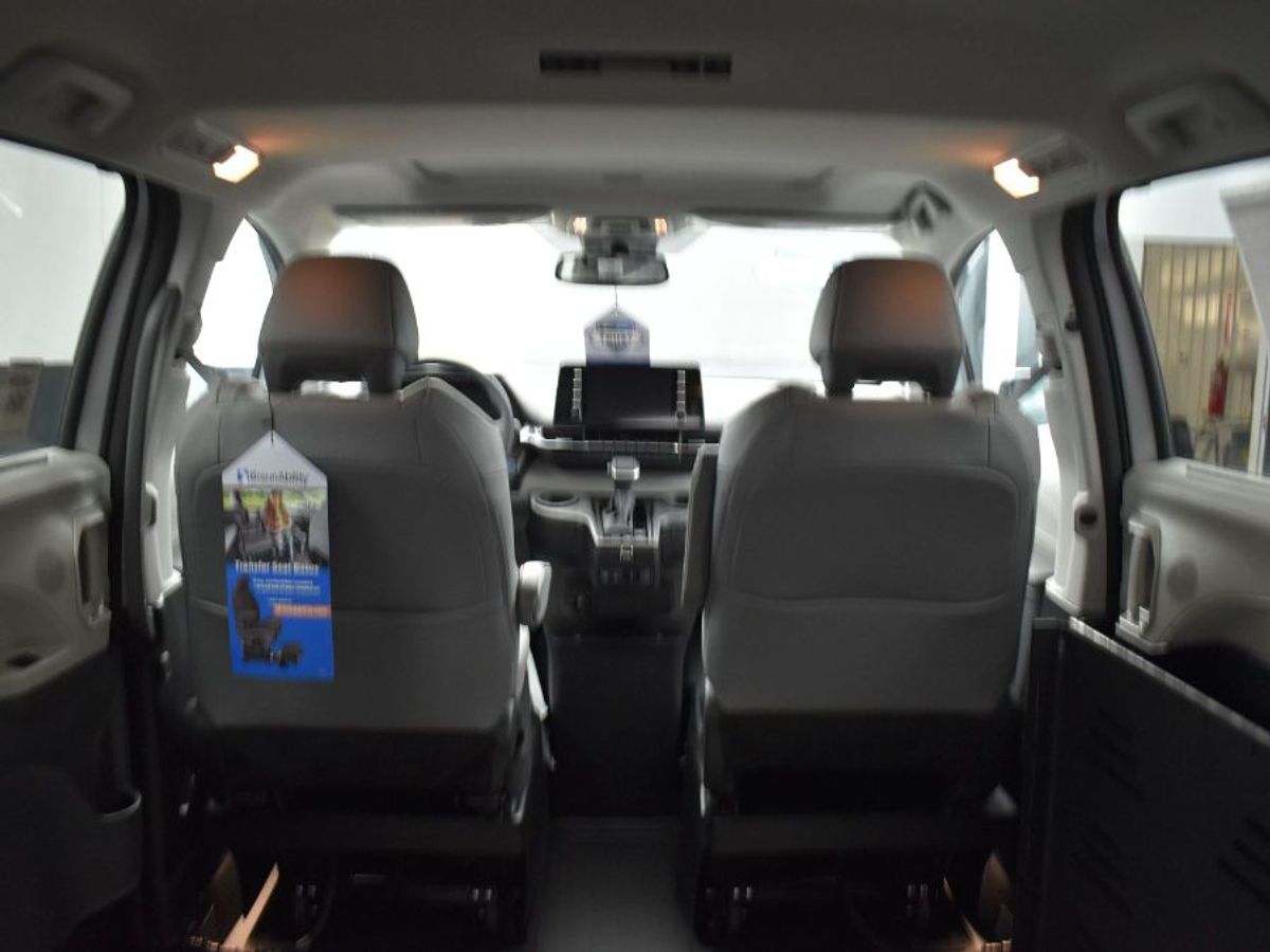 2023 Toyota Sienna XLE - Photo 8