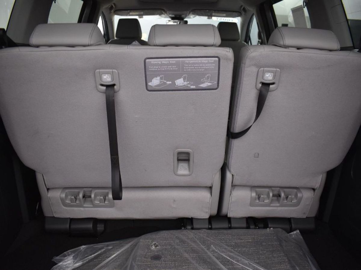 Silver Honda Odyssey image number 6